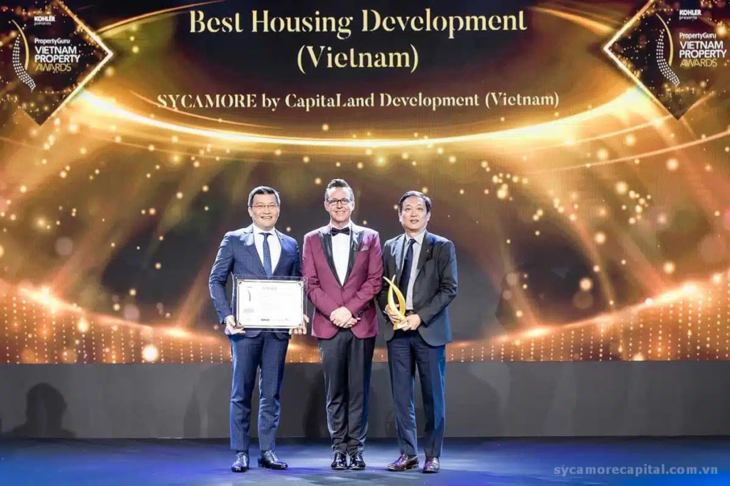 Đại diện CapitaLand nhận giải thưởng Dự án nhà ở xuất sắc tại Việt Nam